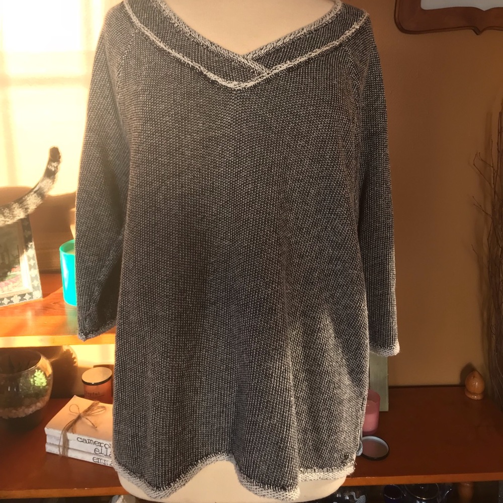 V-neck Blk/Wht Long Sleeve - Picture 2 of 4